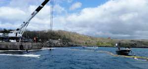 Inician trabajos para reflotar gabarra hundida en Gal&aacute;pagos
