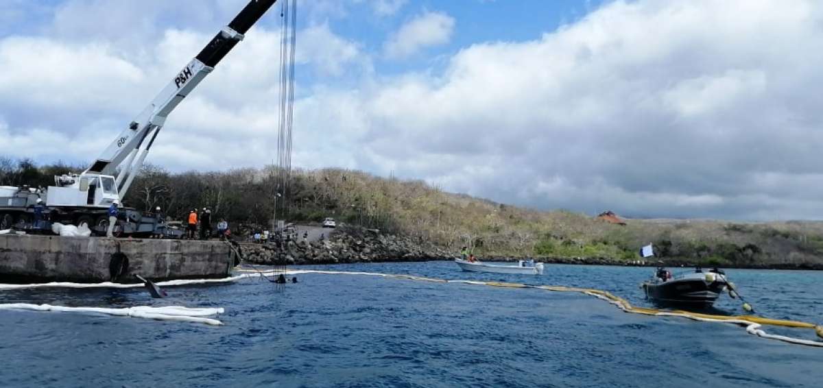 Inician trabajos para reflotar gabarra hundida en Gal&aacute;pagos