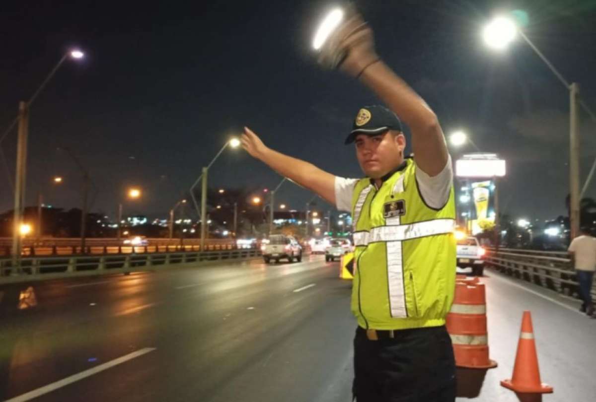  El Ministerio de Infraestructura y Transporte anunció cierres parciales en el complejo de puentes de la Unidad Nacional de Guayas. La medida se aplicará entre el 22 y el 29 de octubre, durante la noche.