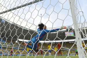 Guillermo Ochoa le ataj&oacute; un cabezazo a Neymar Jr. en el primer tiempo. Foto: AFP