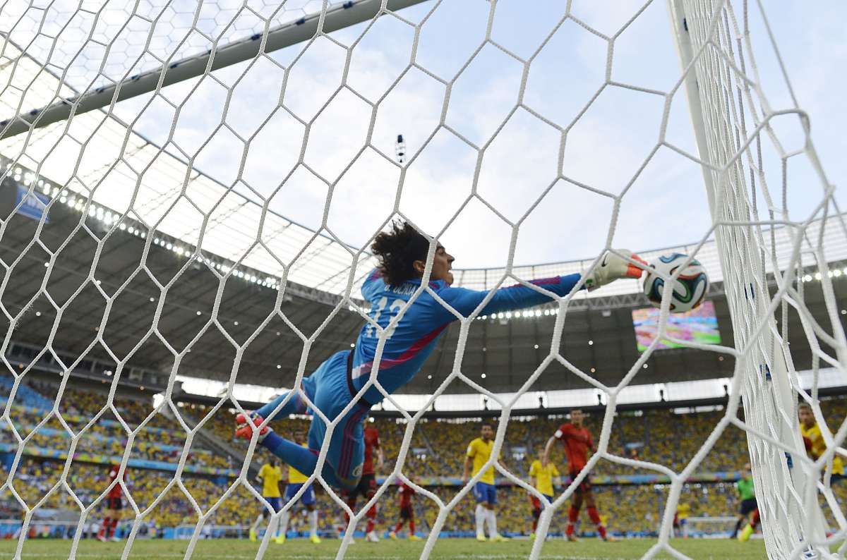 Guillermo Ochoa le ataj&oacute; un cabezazo a Neymar Jr. en el primer tiempo. Foto: AFP