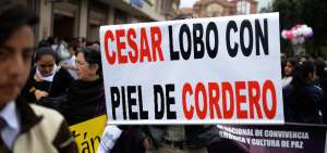 La marcha avanz&oacute; por la calle Bol&iacute;var, en el centro de la ciudad. Se puede observar a personas que muestran carteles con mensajes en contra del abuso sexual.