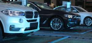 Vista de veh&iacute;culos BMW durante la presentaci&oacute;n de los tres nuevos modelos de autos el&eacute;ctricos h&iacute;bridos enchufables en Montevideo, Uruguay.