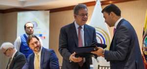 Leonel F&eacute;rnandez (centro) jefe de la misi&oacute;n de la OEA. 