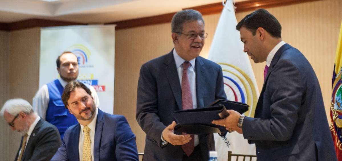 Leonel F&eacute;rnandez (centro) jefe de la misi&oacute;n de la OEA. 