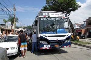 El bus de la l&iacute;nea 55, de placas GBG-795 disco 1033, fue retenido por elementos de la Comisi&oacute;n de Tr&aacute;nsito del Ecuador (CTE). Foto: Foto Juan Carlos Holgu&iacute;n / El Tel&eacute;grafo