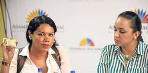 La reuni&oacute;n entre los  GLBTI y la presidenta de la Asamblea se dio en la casa legislativa en Guayaquil. Foto: Miguel Castro / El Tel&eacute;grafo