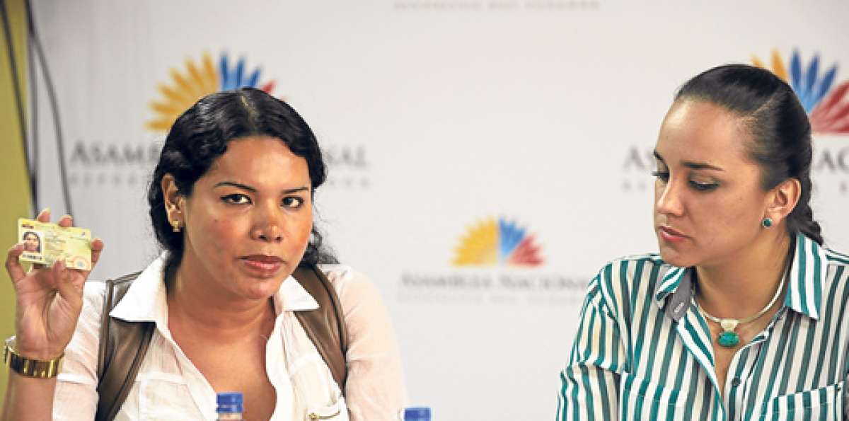 La reuni&oacute;n entre los  GLBTI y la presidenta de la Asamblea se dio en la casa legislativa en Guayaquil. Foto: Miguel Castro / El Tel&eacute;grafo