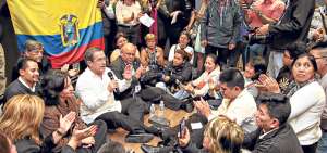 El canciller Ricardo Pati&ntilde;o y los migrantes afectados por las hipotecas mantuvieron una reuni&oacute;n en noviembre de 2013 en Barcelona. Foto: cortes&iacute;a de la Canciller&iacute;a