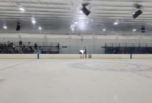 Fuerte presencia policial en los exteriores de la arena tras el tiroteo ocurrido durante un partido juvenil.