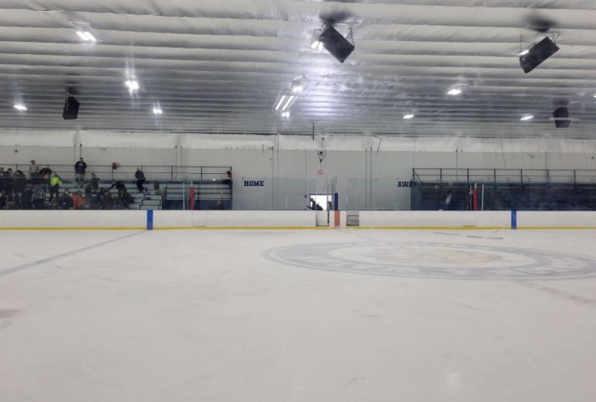 Fuerte presencia policial en los exteriores de la arena tras el tiroteo ocurrido durante un partido juvenil.