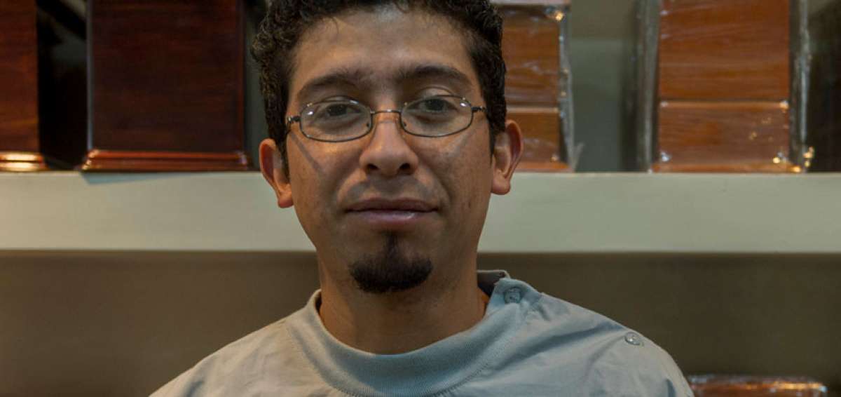 Edwin maneja con respeto y arte los cuerpos que llegan a &eacute;l