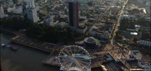 En el sobrevuelo por la ciudad se puede apreciar sectores tur&iacute;sticos. La empresa brinda extremas medidas de seguridad a los pasajeros.