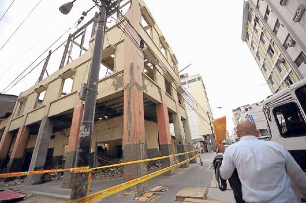 Las bandas de seguridad en V&iacute;ctor M. Rend&oacute;n y Rumichaca fueron colocadas en d&iacute;as recientes por el Cabildo, tras una denuncia de supuesto abandono de la obra. Foto: Miguel Castro.