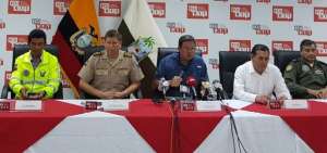 Las autoridades durante la rueda de prensa en las instalaciones del ECU 911 de Esmeraldas. 