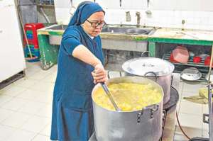 Sor Noem&iacute; Cuesta es hermana de la Caridad de San Vicente de Pa&uacute;l que en la &lsquo;Toca de Assis&rsquo; prepara a diario los alimentos con los voluntarios. Fotos: Fernando Sandoval |  El Tel&eacute;grafo