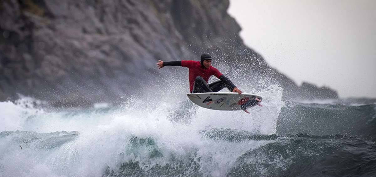 Para practicar al surf en Unstad, los surfistas deben usar un ajustado traje de neopreno de seis mil&iacute;metros de grosor; a veces utilizan guantes y capucha.