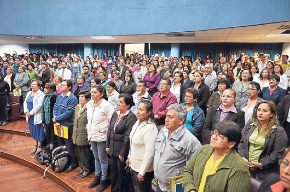 Los maestros llenaron el auditorio del Gobierno Provincial de Tungurahua. El coloquio rindi&oacute; homenaje a la figura ideol&oacute;gica de Montalvo. Foto: Roberto Ch&aacute;vez 