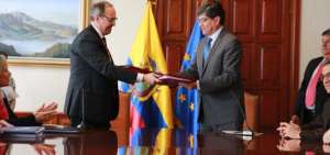 El canciller de Ecuador, Jos&eacute; Valencia (d), y el jefe para Am&eacute;rica Latina de Desarrollo y Cooperaci&oacute;n Internacional de la Uni&oacute;n Europea, Jorge de la Caballer&iacute;a.
