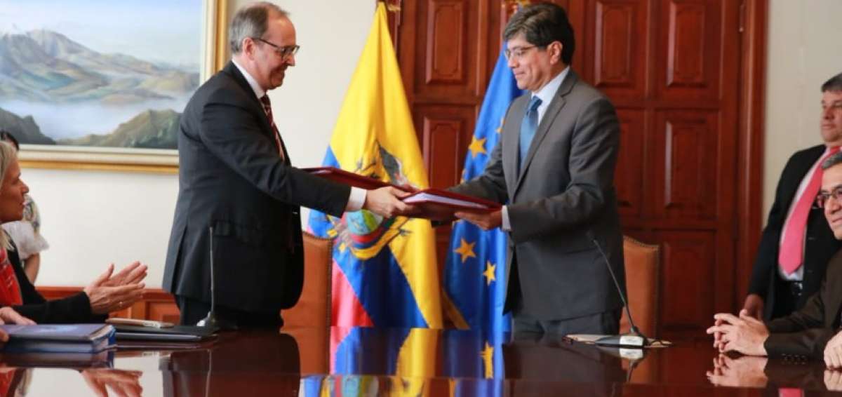 El canciller de Ecuador, Jos&eacute; Valencia (d), y el jefe para Am&eacute;rica Latina de Desarrollo y Cooperaci&oacute;n Internacional de la Uni&oacute;n Europea, Jorge de la Caballer&iacute;a.