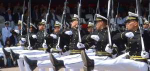 Miembros de la Armada desfilaron la ma&ntilde;ana de ayer en la Primera Zona Naval. El acto atrajo a cientos de personas que, pese al intenso calor, disfrutaron del paso marcial de los militares.