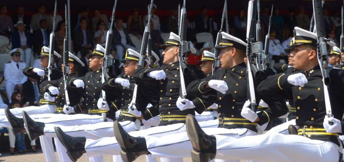 Miembros de la Armada desfilaron la ma&ntilde;ana de ayer en la Primera Zona Naval. El acto atrajo a cientos de personas que, pese al intenso calor, disfrutaron del paso marcial de los militares.