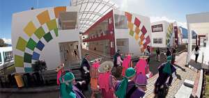 Con bailes tradicionales y m&uacute;sica andina se realiz&oacute; la apertura oficial de la unidad educativa que atender&aacute; en dos jornadas, matutina y vespertina. Ofrecer&aacute; bachillerato internacional.