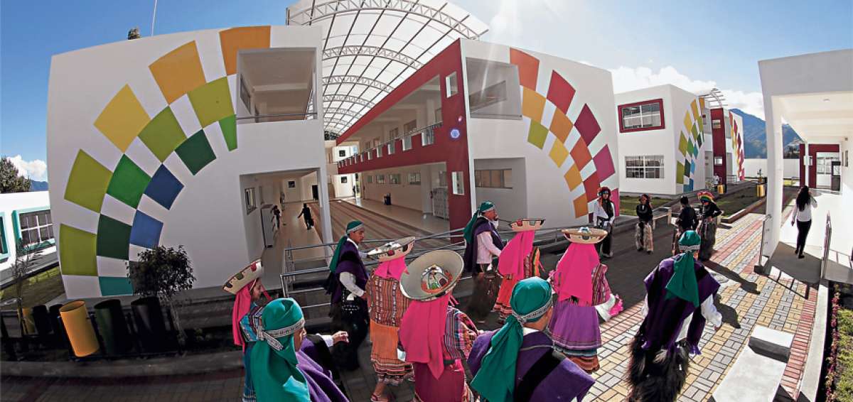 Con bailes tradicionales y m&uacute;sica andina se realiz&oacute; la apertura oficial de la unidad educativa que atender&aacute; en dos jornadas, matutina y vespertina. Ofrecer&aacute; bachillerato internacional.