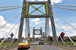 El puente colgante Juan Le&oacute;n Mera recibi&oacute; mantenimiento este mes para reforzar la seguridad de cientos de conductores que lo utilizan diariamente. FOTO: ROBERTO CHAVEZ |  El Tel&eacute;grafo