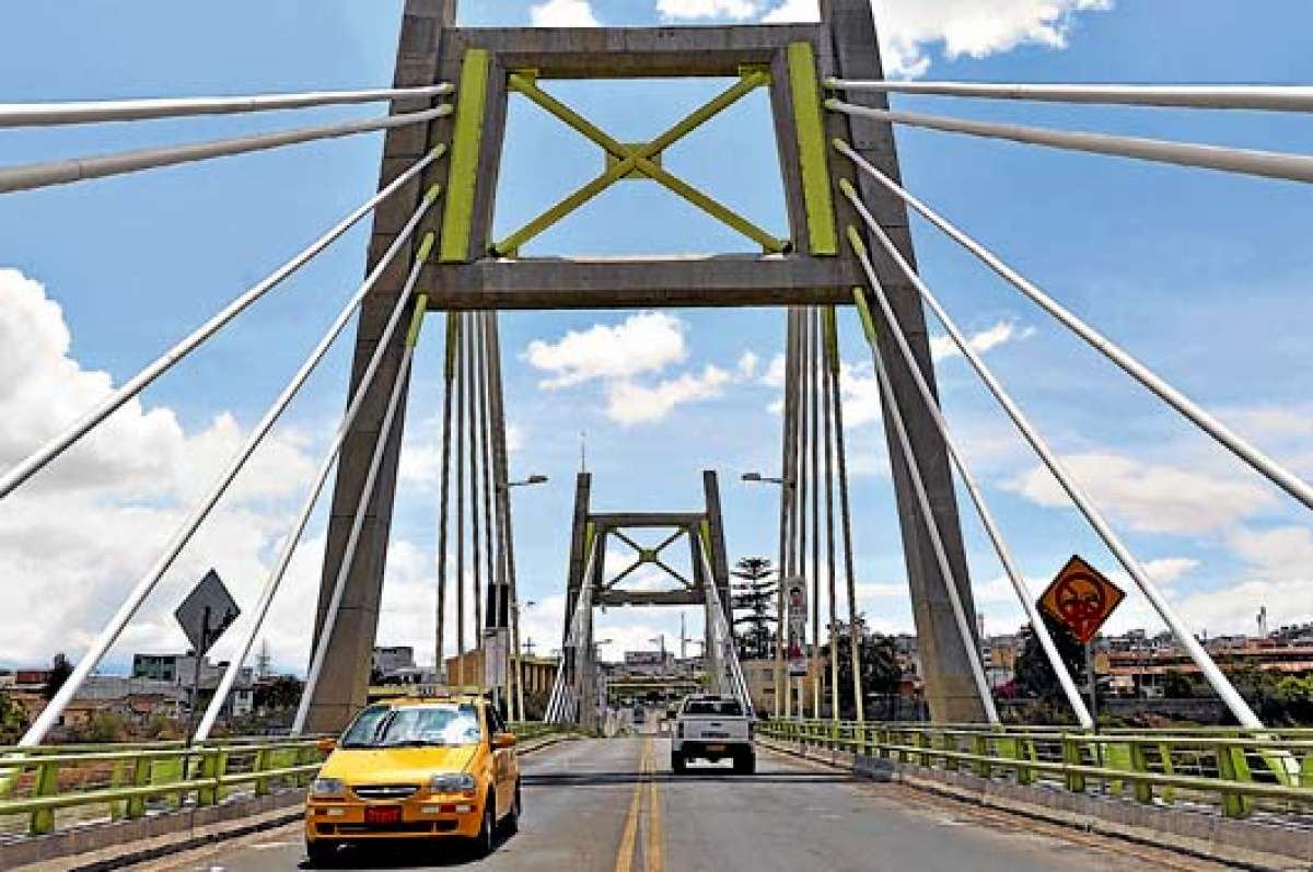 El puente colgante Juan Le&oacute;n Mera recibi&oacute; mantenimiento este mes para reforzar la seguridad de cientos de conductores que lo utilizan diariamente. FOTO: ROBERTO CHAVEZ |  El Tel&eacute;grafo