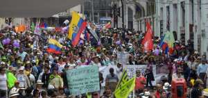 Ecuatorianos honraron a la mujer y recordaron el feriado bancario con marcha