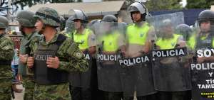 Miembros de la Polic&iacute;a Nacional fueron parte de la custodia de los exteriores de la c&aacute;rcel de Guayaquil tras los disturbios del 30 de mayo.