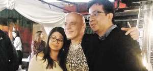 Zeta Bosio (centro), bajista fundador de Soda Stereo, en compa&ntilde;&iacute;a de dos fans ecuatorianos en el sitio gastron&oacute;mico El Patio, en Cumbay&aacute;.    