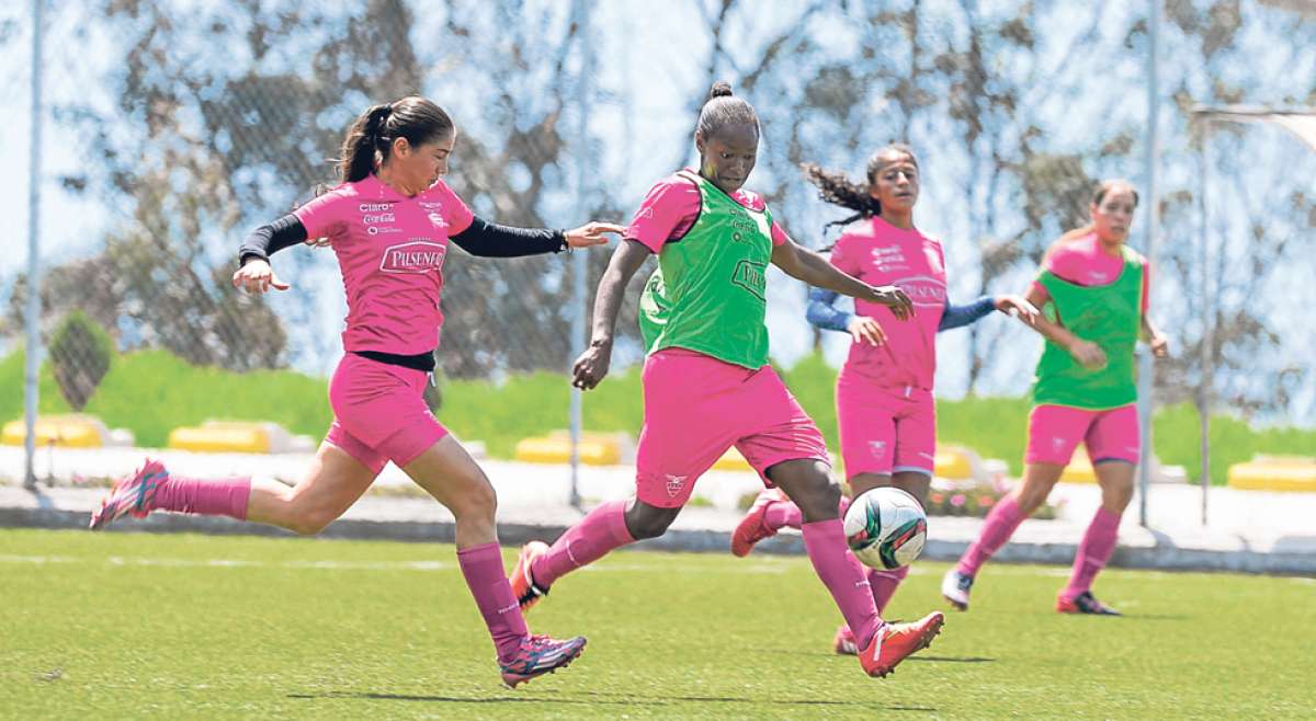 La delantera Carina Caicedo (centro) intenta rematar ante la marca de la zaguera Ligia Moreira, ayer durante el primer entrenamiento en superficie sint&eacute;tica. Foto: &Aacute;lvaro P&eacute;rez / El Tel&eacute;grafo