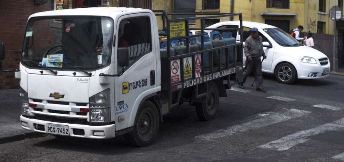 Varios sectores productivos de Quito se quejan por el impedimento de circular y reportan p&eacute;rdidas. En la capital recorren las calles 1.068 veh&iacute;culos repartidores de cilindros de gas. 