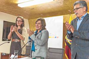 Doris Soliz (centro) anunci&oacute; su salida del MIES y encomend&oacute; el cargo a Fernando Ter&aacute;n (der.). Foto Fernando Sandoval.