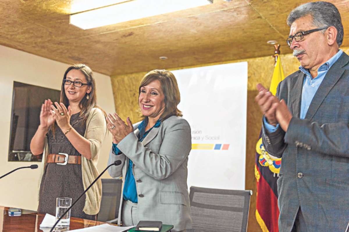 Doris Soliz (centro) anunci&oacute; su salida del MIES y encomend&oacute; el cargo a Fernando Ter&aacute;n (der.). Foto Fernando Sandoval.
