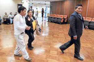 A la audiencia de juzgamiento en contra de los expolic&iacute;as llegaron Jos&eacute; Luis Lema y Edwin Punguil, v&iacute;ctimas de tortura. Foto: &Aacute;lvaro P&eacute;rez |  El Tel&eacute;grafo