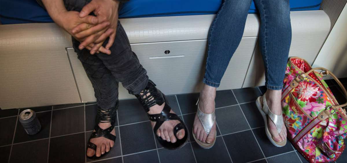 Dos trabajadores sexuales que quisieron permanecer en el anonimato, en una de las habitaciones de My Red Light, donde a&uacute;n prestan sus servicios.