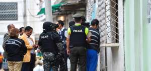 El sospechoso observaba la sala en la que estaban los cuerpos de su esposa e hijos, en la casa que viv&iacute;an en el sector Las Malvinas, Guayaquil.