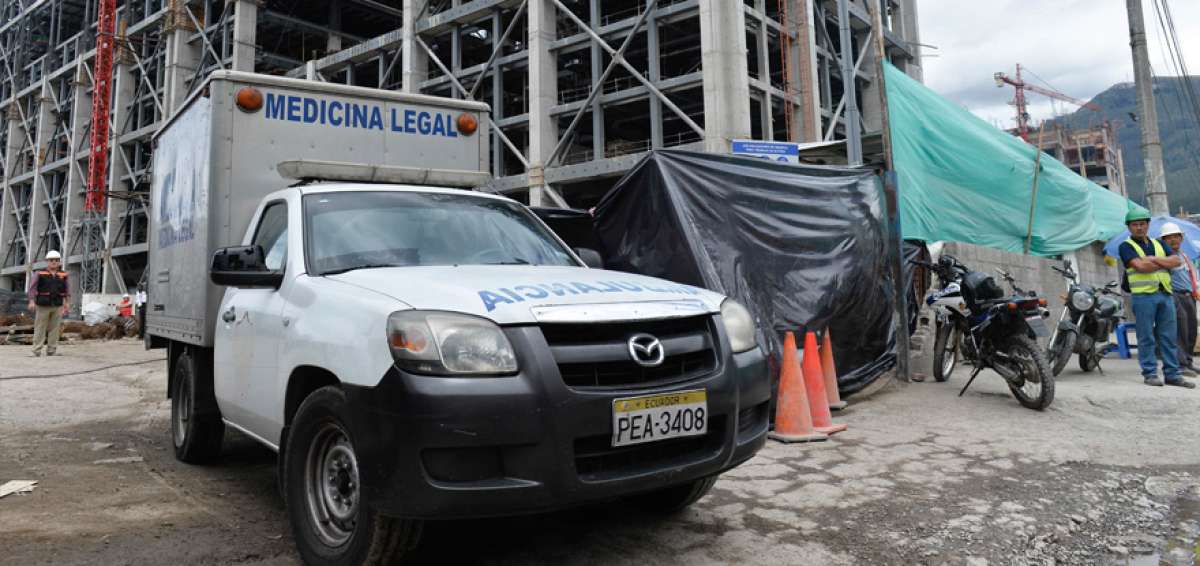 El veh&iacute;culo de Medicina Legal sale del lugar de la construcci&oacute;n llevando el cuerpo del obrero fallecido en direcci&oacute;n a la morgue de la ciudad.