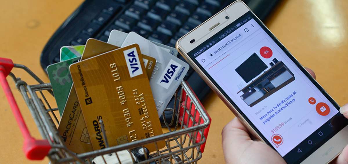 La oferta de un celular en el que se muestra un precio tachado y uno actual capta la atenci&oacute;n de los consumidores en Ecuador.