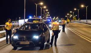 Los agentes de polic&iacute;a revisan un veh&iacute;culo en la frontera con Austria, cerca del pueblo de Passau, sur de Alemania. Foto: AFP