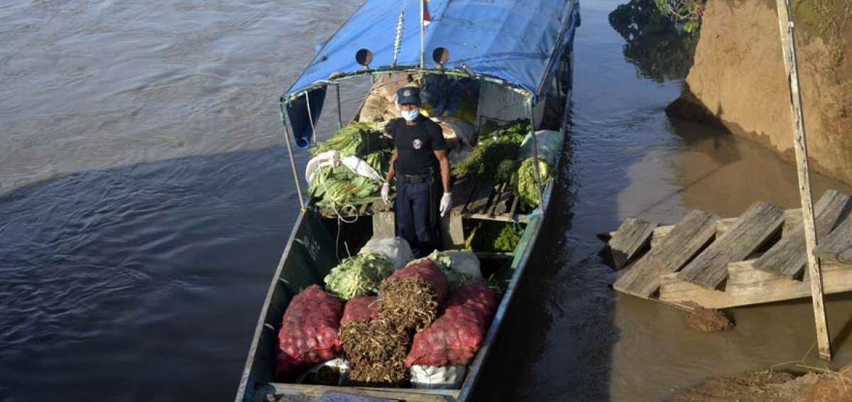 A las poblaciones situadas en las riberas de los r&iacute;os se les llevan los alimentos en canoas, en viajes de hasta 6 horas.