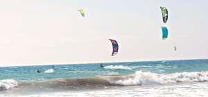 No hay una temporada fija para la pr&aacute;ctica del kite surf en Santa Marianita. Todo depende del oleaje y de los vientos, que la mayor&iacute;a de los d&iacute;as son favorables en el lugar. Foto: Leiberg Santos / El Tel&eacute;grafo