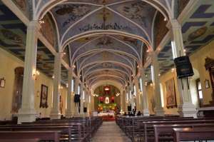 La humedad en las paredes y los da&ntilde;os en los altares de madera son las principales afectaciones que presenta este templo. Foto: Roberto Ch&aacute;vez |  El Tel&eacute;grafo