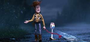 Woody hace hasta lo imposible para que Forky se adapte a ser un juguete.