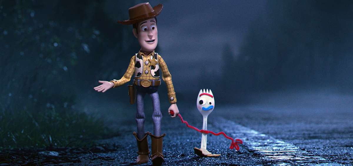 Woody hace hasta lo imposible para que Forky se adapte a ser un juguete.
