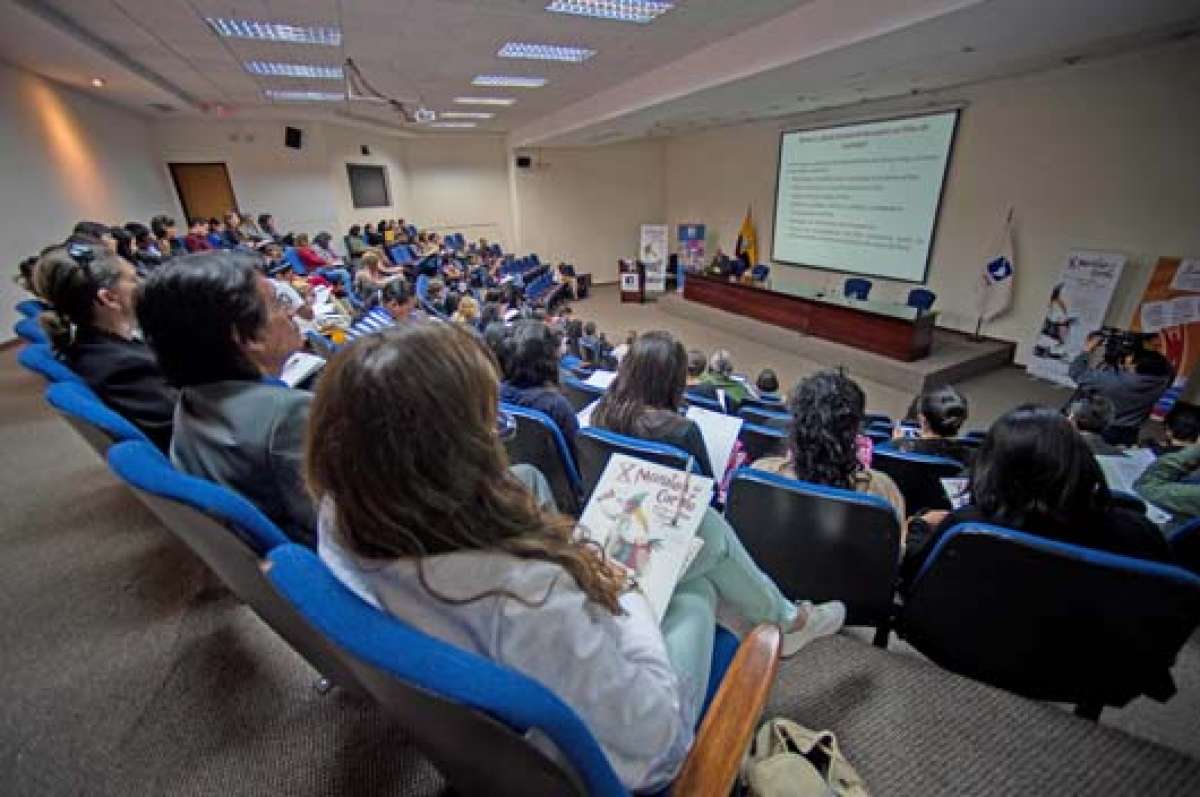 El Hemiciclo de la Facultad Latinoamericana de Ciencias Sociales (Flacso) es el escenario de ponencias y de las mesas de trabajo sobre el fomento a la lectura. Foto: Marco Salgado / El Tel&eacute;grafo