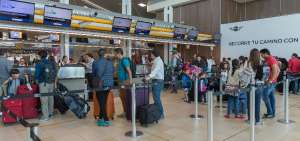 Pasajeros hacen fila en el Aeropuerto de Tababela, en Quito.